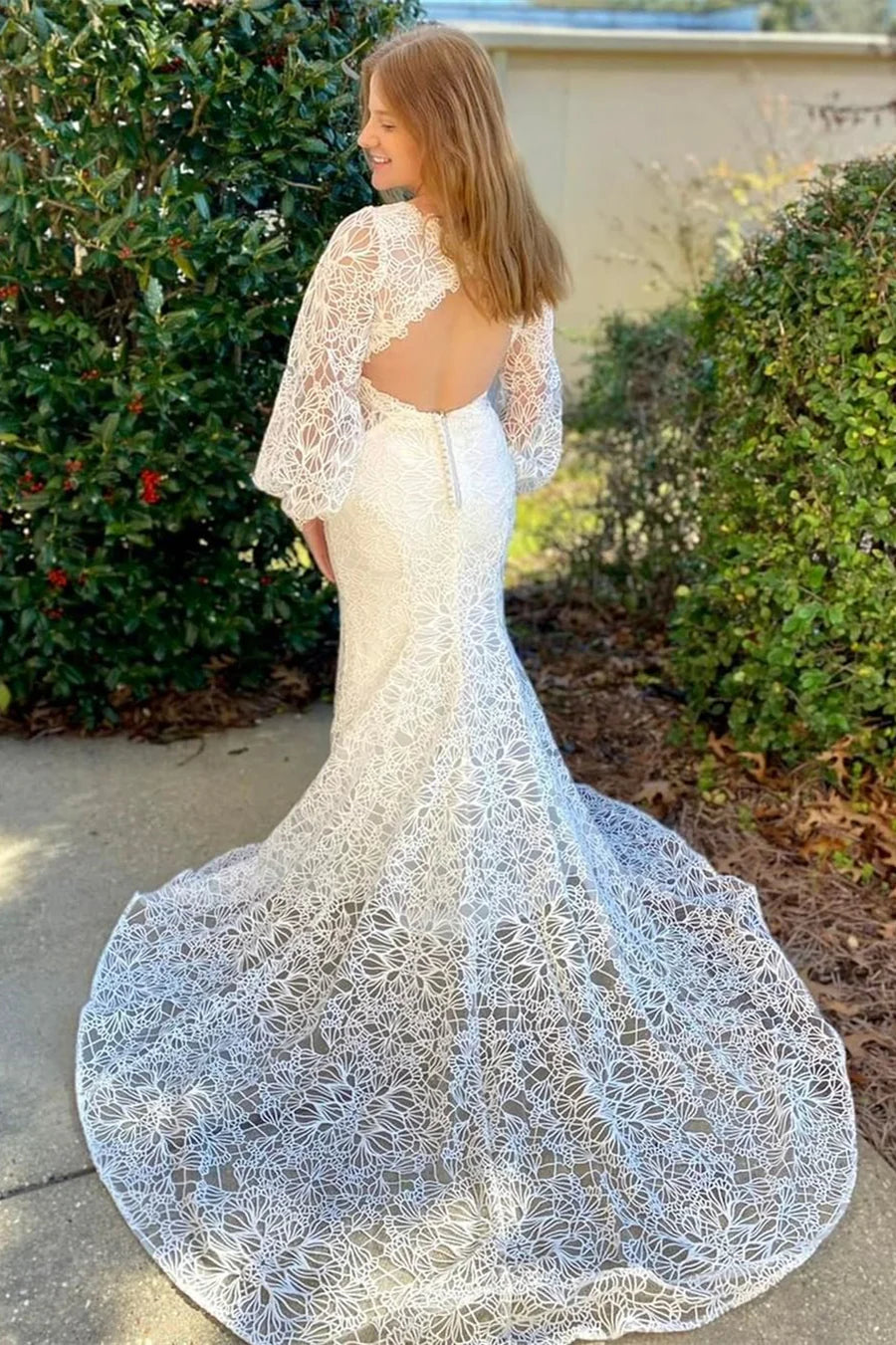 Vestido de novia de sirena con encaje, manga larga, espalda descubierta y cola de encaje